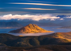 Jezioro Peder z górą Scotts Peak na australijskiej wyspie Tasmania