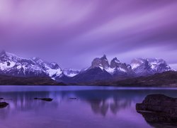 Jezioro Pehoe i góry Cordillera del Paine w Patagonii