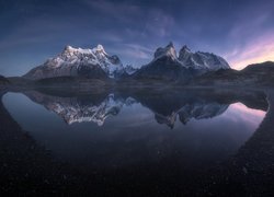 Jezioro Pehoe i ośnieżone góry Cordillera del Paine w Chile