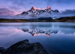 Jezioro Pehoé z widokiem na góry Cordillera del Paine w Patagonii