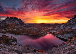 Stany Zjednoczone, Stan Waszyngton, Rezerwat przyrody Alpine Lakes Wilderness, Jezioro Perfection Lake, Góry, Zachód słońca