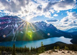 Jezioro Peyto, Park Narodowy Banff, Las, Niebo, Chmury, Promienie słońca, Góry, Prowincja Alberta, Kanada