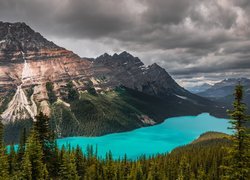 Park Narodowy Banff, Góry Canadian Rockies, Jezioro Peyto Lake, Lasy, Drzewa, Chmury, Alberta, Kanada