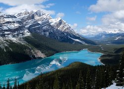 Park Narodowy Banff, Jezioro Peyto Lake, Góry, Las, Drzewa, Chmury, Prowincja Alberta, Kanada