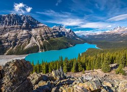 Park Narodowy Banff, Jezioro Peyto Lake, Skały, Góry, Las, Drzewa, Chmury, Prowincja Alberta, Kanada
