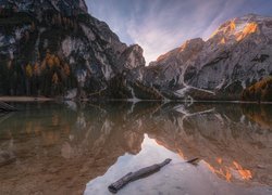 Jezioro Pragser Wildsee, Tyrol, Góry, Dolomity, Włochy