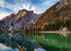 Góry, Dolomity, Jezioro Pragser Wildsee, Kapliczka, Drzewa, Las, Chmury, Odbicie, Włochy