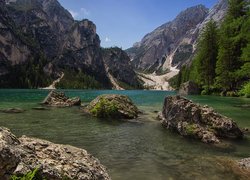 Jezioro Pragser Wildsee w Dolomiatch we Włoszech