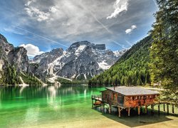 Włochy, Południowy Tyrol, Jezioro Pragser Wildsee, Dolomity, Góry, Drewniany, Dom, Łódki, Drzewa, Pomost, Pale, Chmury