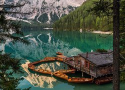 Włochy, Jezioro Pragser Wildsee, Tyrol, Góry, Dolomity, Domek, Łódki, Lasy