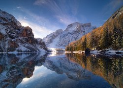 Włochy, Jezioro Pragser Wildsee, Góry Dolomity, Odbicie, Drzewa, Zima