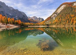 Włochy, Jezioro Pragser Wildsee, Góry, Dolomity, Jesień, Drzewa, Odbicie