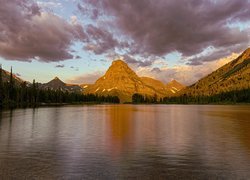 Jezioro, Pray Lake, Góry, Góra, Sinopah Mountain, Drzewa, Park Narodowy Glacier, Stan Montana, Stany Zjednoczone