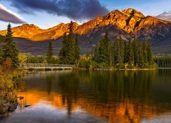 Kanada, Park Narodowy Jasper, Góry, Jezioro, Pyramid Lake, Zachód słońca, Chmury, Most, Drzewa