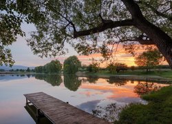 Niemcy, Saksonia-Anhalt, Powiat Harz, Wernigerode, Jezioro Reddeberteich, Zachód Słońca, Pomost, Drzewa, Odbicie