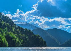 Jezioro Rica na tle gór Kaukazu
