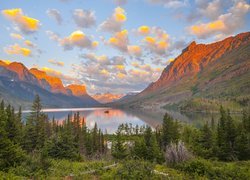 Stany Zjednoczone, Stan Montana, Park Narodowy Glacier, Jezioro, Saint Mary Lake, Rozświetlone, Góry, Drzewa, Chmury