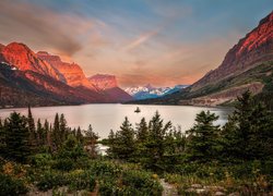 Park Narodowy Glacier, Jezioro, Saint Mary Lake, Góry Skaliste, Drzewa, Chmury, Zachód słońca, Montana, Stany Zjednoczone