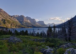 Góry Skaliste, Jezioro, Saint Mary Lake, Skały, Drzewa, Park Narodowy Glacier, Stan Montana, Stany Zjednoczone
