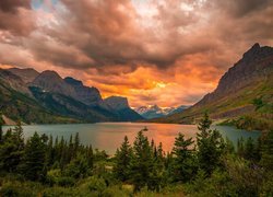 Stany Zjednoczone, Stan Montana, Park Narodowy Glacier, Drzewa, Góry, Jezioro, Saint Mary Lake, Zachód słońca, Chmury