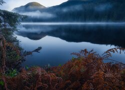 Jezioro Sasamat Lake i zamglone góry