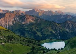 Góry, Jezioro Seealpsee, Drzewa, Chmury, Region Allgau, Bawaria, Niemcy