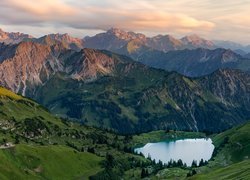 Góry, Jezioro Seealpsee, Drzewa, Chmury, Region Allgau, Bawaria, Niemcy