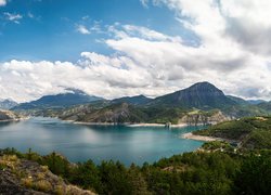 Francja, Jezioro Serre Ponçon, Drzewa, Góry, Alpy Francuskie, Niebo