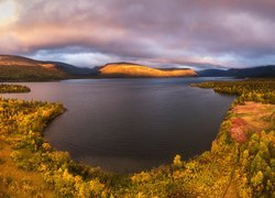 Jezioro Seydozero, Drzewa, Góry, Jesień, Tundra Lovozero, Półwysep Kolski, Rosja