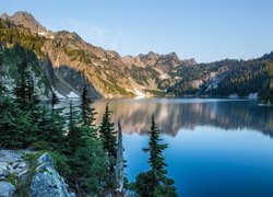 Jezioro Snow Lake, Góry Kaskadowe, Przełęcz Snoqualmie Pass, Świerki, Kamienie, Hrabstwo King, Stan Waszyngton, Stany Zjednoczone