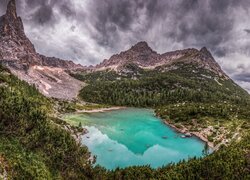 Góry, Dolomity, Masyw Sorapiss, Jezioro, Sorapis Lake, Drzewa, Chmury, Włochy
