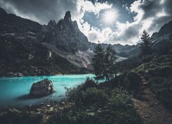 Włochy, Dolomity, Region Veneto, Gmina Cortina dAmpezzo, Jezioro Sorapiss, Góra Sorapiss, Góry, Drzewa, Kamienie, Promienie słońca