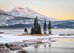 Zima, Jezioro Sparks Lake, Drzewa, Góry Kaskadowe, Stan Oregon, Stany Zjednoczone