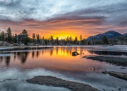 Jezioro Sprague Lake na tle gór w Parku Narodowym Gór Skalistych