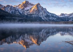 Góry, Sawtooth Range, Góra, McGown Peak, Śnieg, Jezioro, Stanley Lake, Mgła, Powalone Drzewo, Odbicie, Stan Idaho, Stany Zjednoczone