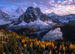 Jezioro Sunburst Lake w parku prowincjonalnym Mount Assiniboine