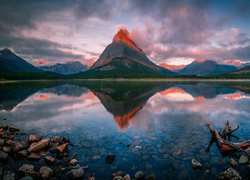 Jezioro, Swiftcurrent Lake, Park Narodowy Glacier, Góry, Drzewa, Kamienie, Odbicie, Stan Montana, Stany Zjednoczone