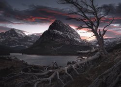Jezioro Swiftcurrent w Parku Narodowym Glacier