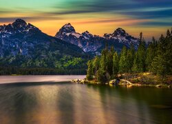 Park Narodowy Grand Teton, Góry, Jezioro, Taggart Lake, Las, Drzewa, Zachód słońca, Wyoming, Stany Zjednoczone