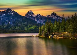 Jezioro Taggart Lake w Parku Narodowym Grand Teton o zachodzie słońca