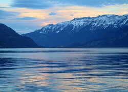 Jezioro Thunersee i góry w Szwajcarii