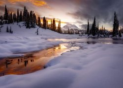 Zima, Śnieg, Jezioro Tipsoo Lake, Góry, Stratowulkan Mount Rainier, Drzewa, Zachód słońca, Park Narodowy Mount Rainier, Stan Waszyngton, Stany Zjednoczone