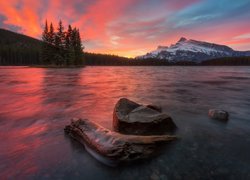 Góry, Mount Rundle, Jezioro, Two Jack Lake, Kamienie, Drzewa, Wschód słońca, Park Narodowy Banff, Prowincja Alberta, Kanada