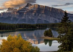 Góry Skaliste, Góra Mount Rundle, Jezioro, Two Jack Lake, Park Narodowy Banff, Drzewa, Odbicie, Alberta, Kanada