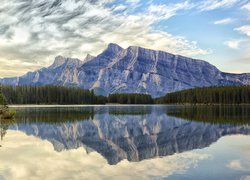 Góry Mount Rundle, Jezioro Two Jack Lake, Park Narodowy Banff, Prowincja Alberta, Kanada, Odbicie, Drzewa, Świerki