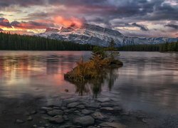 Park Narodowy Banff, Góry, Mount Rundle, Jezioro, Two Jack Lake, Drzewka, Zachód słońca, Prowincja Alberta, Kanada