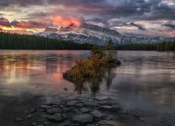 Jezioro Two Jack Lake na tle góry Mount Rundle