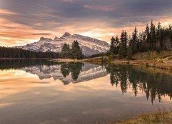 Kanada, Prowincja Alberta, Park Narodowy Banff, Jezioro Two Jack Lake, Góra Mount Rundle