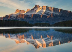 Kanada, Prowincja Alberta, Park Narodowy Banff, Góra Mount Rundle, Jezioro Two Jack Lake, Odbicie, Las, Mgła