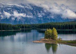 Jezioro, Two Jack London, Park Narodowy Banff, Wysepka, Drzewa, Góry, Mgła, Kanada